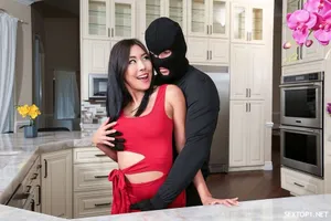 Bố Ông xã đang tự sướng thì bị bạn gái của con trai phát hiện và cái kết