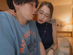 Đi công tác xa, thanh niên gọi "em gái mưa" về khách sạn tâm sự
