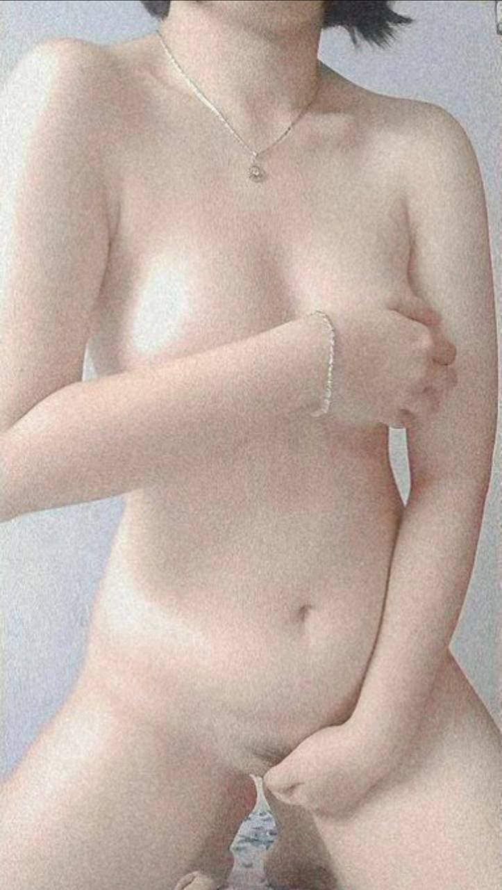 Cô gái xinh đẹp, mũ xanh