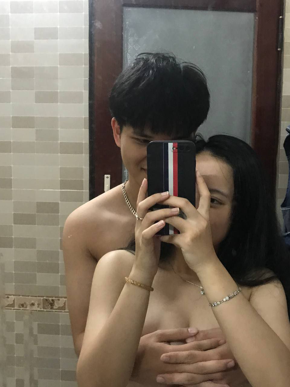 Em ghệ nghịch ngợm chăm sóc anh trai bị gãy tay