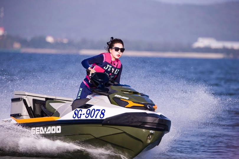 Bố má đi vắng, em trai ở nhà năn nỉ muốn được Trả bài chị gái